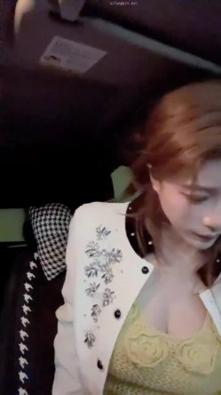 哇~杭州巨奶尤物~【纯天然巨乳】罕见~主要粉色叫他换男主 男主带他出来户外半夜车内口爆 截图4