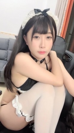 推荐！童颜女神~超级迷人~【京鱼儿】道具自慰~爽到起飞~！野外裸漏，对着粉穴和菊花狂拍，流白浆！！ 截图7