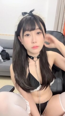 推荐！童颜女神~超级迷人~【京鱼儿】道具自慰~爽到起飞~！野外裸漏，对着粉穴和菊花狂拍，流白浆！！ 截图8