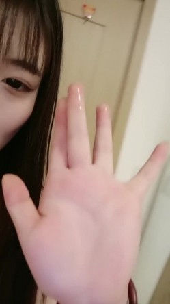 端庄大眼女友露脸椅子上，自己脱下内裤露出白虎穴，男友上来就舔逼，口交无套啪啪 截图5