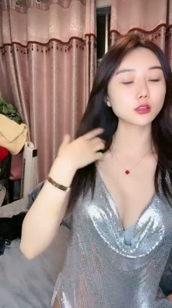 极品尤物！网红腿模女神！全裸床上小秀一段，性感露背裙美腿高跟鞋，脱光光掰穴特写 截图1
