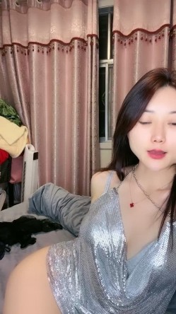极品尤物！网红腿模女神！全裸床上小秀一段，性感露背裙美腿高跟鞋，脱光光掰穴特写 截图3
