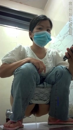 《魔手外购极品CP》美女如云商场女厕逼脸同框正面偸拍超多年轻小姐姐小少妇方便，牛仔短裤美少女的干净白虎逼简直太顶了 截图4