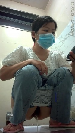 《魔手外购极品CP》美女如云商场女厕逼脸同框正面偸拍超多年轻小姐姐小少妇方便，牛仔短裤美少女的干净白虎逼简直太顶了 截图5