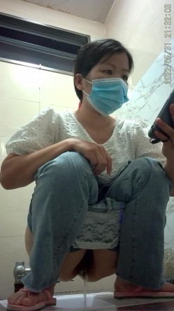 《魔手外购极品CP》美女如云商场女厕逼脸同框正面偸拍超多年轻小姐姐小少妇方便，牛仔短裤美少女的干净白虎逼简直太顶了 截图6