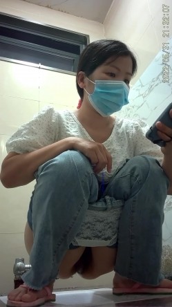 《魔手外购极品CP》美女如云商场女厕逼脸同框正面偸拍超多年轻小姐姐小少妇方便，牛仔短裤美少女的干净白虎逼简直太顶了 截图8