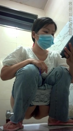 《魔手外购极品CP》美女如云商场女厕逼脸同框正面偸拍超多年轻小姐姐小少妇方便，牛仔短裤美少女的干净白虎逼简直太顶了 截图9