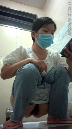 《魔手外购极品CP》美女如云商场女厕逼脸同框正面偸拍超多年轻小姐姐小少妇方便，牛仔短裤美少女的干净白虎逼简直太顶了 截图10