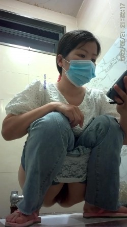 《魔手外购极品CP》美女如云商场女厕逼脸同框正面偸拍超多年轻小姐姐小少妇方便，牛仔短裤美少女的干净白虎逼简直太顶了 截图13