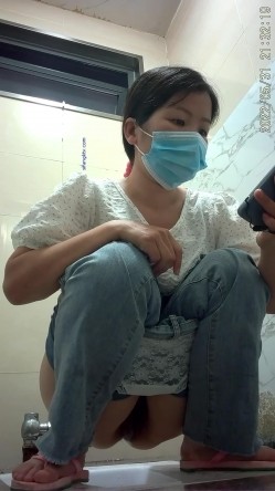 《魔手外购极品CP》美女如云商场女厕逼脸同框正面偸拍超多年轻小姐姐小少妇方便，牛仔短裤美少女的干净白虎逼简直太顶了 截图14