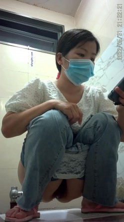 《魔手外购极品CP》美女如云商场女厕逼脸同框正面偸拍超多年轻小姐姐小少妇方便，牛仔短裤美少女的干净白虎逼简直太顶了 截图15