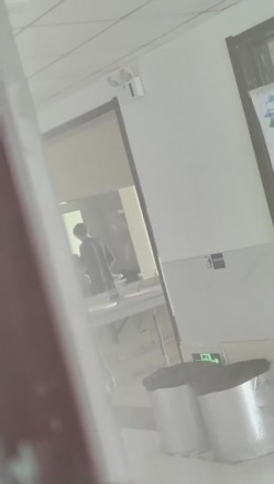【网曝门事件】某情侣在男厕所的洗手台大战，先是一阵疯狂艹逼，然后男的疯狂舔逼，十分熟练！ 截图1
