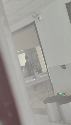 【网曝门事件】某情侣在男厕所的洗手台大战，先是一阵疯狂艹逼，然后男的疯狂舔逼，十分熟练！ 截图2
