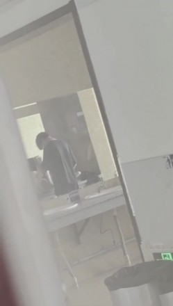 【网曝门事件】某情侣在男厕所的洗手台大战，先是一阵疯狂艹逼，然后男的疯狂舔逼，十分熟练！ 截图3