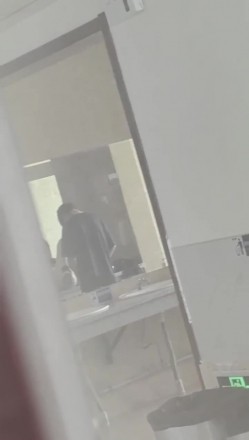 【网曝门事件】某情侣在男厕所的洗手台大战，先是一阵疯狂艹逼，然后男的疯狂舔逼，十分熟练！ 截图4