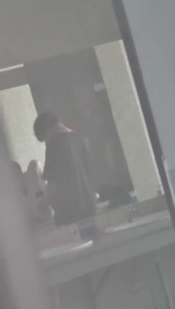 【网曝门事件】某情侣在男厕所的洗手台大战，先是一阵疯狂艹逼，然后男的疯狂舔逼，十分熟练！ 截图5
