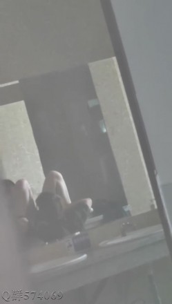 【网曝门事件】某情侣在男厕所的洗手台大战，先是一阵疯狂艹逼，然后男的疯狂舔逼，十分熟练！ 截图6