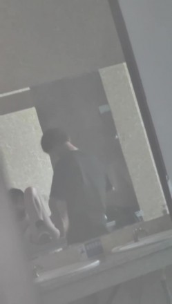 【网曝门事件】某情侣在男厕所的洗手台大战，先是一阵疯狂艹逼，然后男的疯狂舔逼，十分熟练！ 截图9
