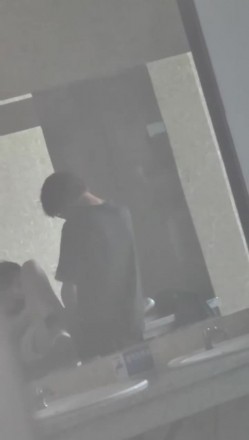 【网曝门事件】某情侣在男厕所的洗手台大战，先是一阵疯狂艹逼，然后男的疯狂舔逼，十分熟练！ 截图10