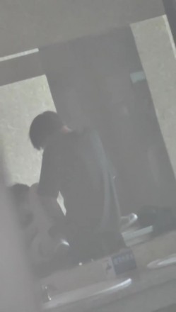 【网曝门事件】某情侣在男厕所的洗手台大战，先是一阵疯狂艹逼，然后男的疯狂舔逼，十分熟练！ 截图11
