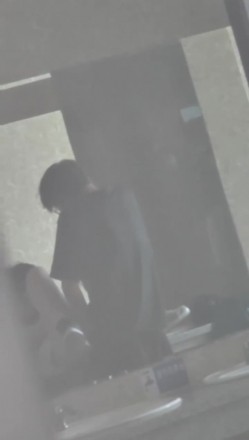 【网曝门事件】某情侣在男厕所的洗手台大战，先是一阵疯狂艹逼，然后男的疯狂舔逼，十分熟练！ 截图12