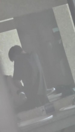 【网曝门事件】某情侣在男厕所的洗手台大战，先是一阵疯狂艹逼，然后男的疯狂舔逼，十分熟练！ 截图13