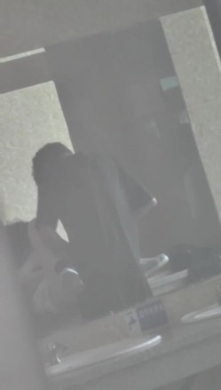 【网曝门事件】某情侣在男厕所的洗手台大战，先是一阵疯狂艹逼，然后男的疯狂舔逼，十分熟练！ 截图14