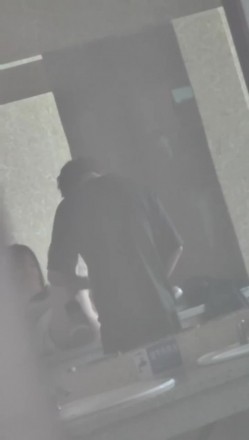 【网曝门事件】某情侣在男厕所的洗手台大战，先是一阵疯狂艹逼，然后男的疯狂舔逼，十分熟练！ 截图15