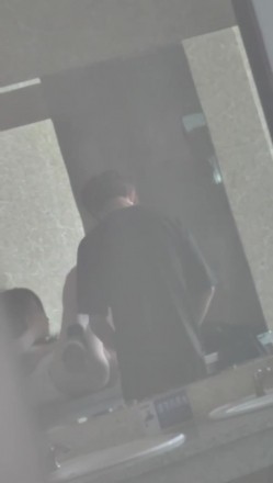 【网曝门事件】某情侣在男厕所的洗手台大战，先是一阵疯狂艹逼，然后男的疯狂舔逼，十分熟练！ 截图16