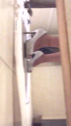 宾馆一路跟踪偷窥一对小情侣进了女厕 ️就知道有好戏了 截图3