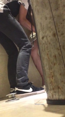 宾馆一路跟踪偷窥一对小情侣进了女厕 ️就知道有好戏了 截图6