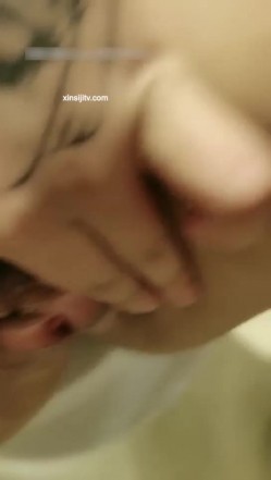 两个18和19岁的妹子 让几个小鲜肉轮流开来干 穿着肉色黑丝的丝袜 撕破开个洞狂插 交换着干翻了一个多小时 截图12