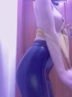 穷人女神富人母狗，颜值气质天花板奶茶【你的阿莓】土豪定制，自抠放尿大姨妈洗澡各种展示极度反差 截图4