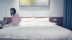 七天探花_深夜场粉衣白裙靓妹，镜头前特写玩B，超近距离多姿势啪啪，精彩刺激 截图3