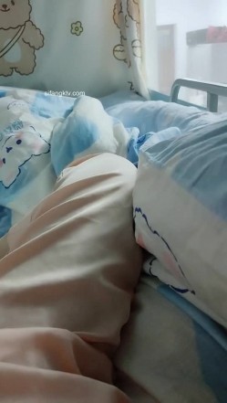 刺激【大三妹妹小美】寝室脱衣~自慰秀~上课真空~跳蛋直播~！~课堂上，宿舍偷拍舍友，粉逼，美乳，学生妹必看 截图3