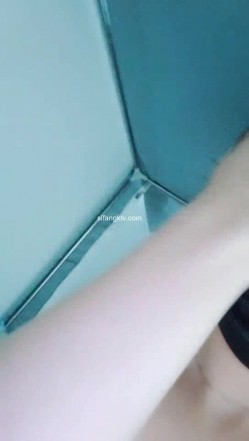 刺激【大三妹妹小美】寝室脱衣~自慰秀~上课真空~跳蛋直播~！~课堂上，宿舍偷拍舍友，粉逼，美乳，学生妹必看 截图7