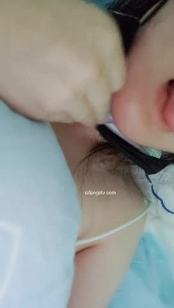 刺激【大三妹妹小美】寝室脱衣~自慰秀~上课真空~跳蛋直播~！~课堂上，宿舍偷拍舍友，粉逼，美乳，学生妹必看 截图9