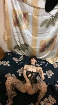 一起来调教骚母狗，黑丝情趣诱惑，淫声荡语小皮鞭，口交大鸡巴舔脚舔菊花，揉骚奶子爆草抽插，精彩不要错过 截图2