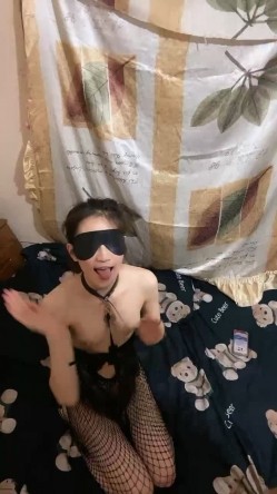 一起来调教骚母狗，黑丝情趣诱惑，淫声荡语小皮鞭，口交大鸡巴舔脚舔菊花，揉骚奶子爆草抽插，精彩不要错过 截图8
