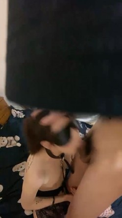 一起来调教骚母狗，黑丝情趣诱惑，淫声荡语小皮鞭，口交大鸡巴舔脚舔菊花，揉骚奶子爆草抽插，精彩不要错过 截图11