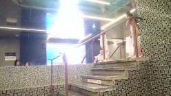 最新流出大神潜入洗浴会所偷拍 几个附近高校组团来洗浴的学妹浴池戏水 截图8