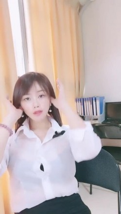 青岛淫妇第一人，【余君赴山海】，超骚御姐~!办公室 户外 车上跳蛋~漏水，玩得就是心跳和刺激 截图8