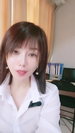青岛淫妇第一人，【余君赴山海】，超骚御姐~!办公室 户外 车上跳蛋~漏水，玩得就是心跳和刺激 截图14