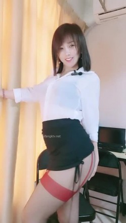 青岛淫妇第一人，【余君赴山海】，超骚御姐~!办公室 户外 车上跳蛋~漏水，玩得就是心跳和刺激 截图16