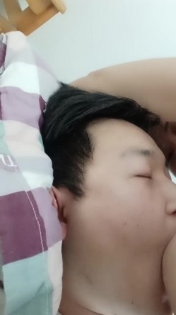 居家小夫妻，小嫂子好骚啊给在沙发上的大哥喂奶吃，来大姨妈了口交伺候大哥，好有爱深喉口交舔弄精彩不断 截图1