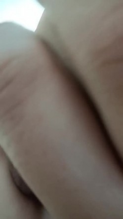 居家小夫妻，小嫂子好骚啊给在沙发上的大哥喂奶吃，来大姨妈了口交伺候大哥，好有爱深喉口交舔弄精彩不断 截图3