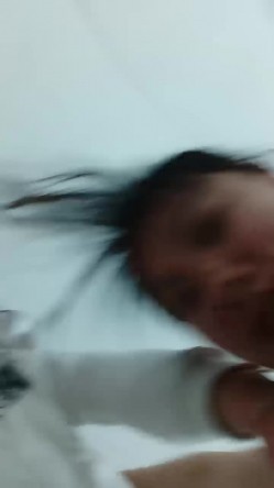 居家小夫妻，小嫂子好骚啊给在沙发上的大哥喂奶吃，来大姨妈了口交伺候大哥，好有爱深喉口交舔弄精彩不断 截图4