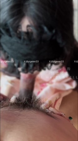 推特新晋4年绿帽美腿淫妻网黄「一个ren」《昭和烈女》最近老婆发情，会主动捧着臭鸡巴闻，做完后还 截图5