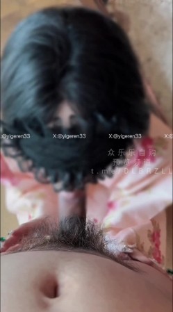 推特新晋4年绿帽美腿淫妻网黄「一个ren」《昭和烈女》最近老婆发情，会主动捧着臭鸡巴闻，做完后还 截图6