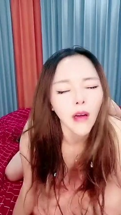 性感女技师活好不粘人【下篇】颜值很高给大哥按摩口交大鸡巴，主动上位让大哥揉着骚奶子，撅着屁股后入草的好深 截图11
